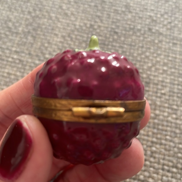 Cute Limoges Raspberry Box - Picture 4 of 4